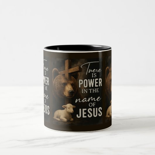 Es gibt Power im Namen Jesu Zweifarbige Tasse (Mittel)