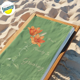 Es gibt Schönheit in den wachsenden Lilien der Tig Strandtuch