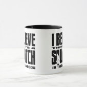 Es gibt SQUATCH in diesem Holz! Tasse (Zentrum)