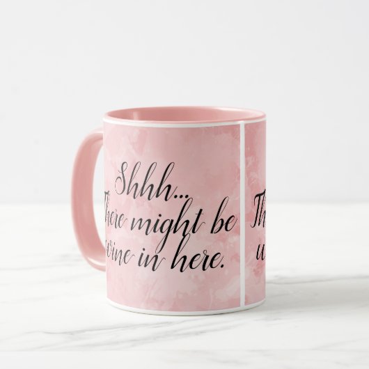 Es gibt vielleicht Wein in diesem sonnigen, rosa W Tasse (Vorderseite Links)