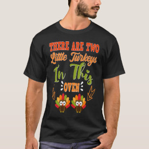 Es gibt zwei kleine Truthühner, die in der Ovene k T-Shirt