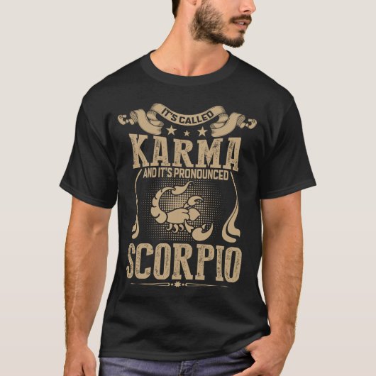 Es heißt Karma und Pronounced SCORPIO T-Shirt (Vorderseite)