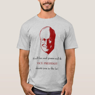 Es ist aller Spaß und Spiele bis den T-Shirt