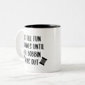 Es ist alles Spaß und Spiele, bis der Bobbin raus Zweifarbige Tasse (Vorderseite Links)