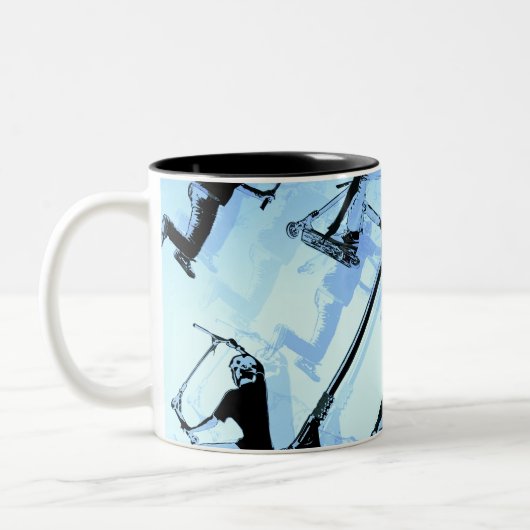 Es ist alles über den Scooter! - Scooter Tricks Zweifarbige Tasse (Links)