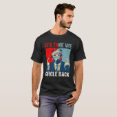 Es ist an der Zeit, Trump 2024 Middle Finger zurüc T-Shirt (Vorne ganz)