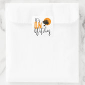 Es ist auf Hexen ID442 Quadratischer Aufkleber (Tasche)