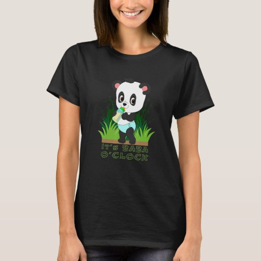 Es ist Baba O'clock Baby Panda Bär in Windeln mit T-Shirt (Vorderseite)