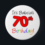 Es ist Babicas 70. Geburtstagslustig, farbenfroher Button<br><div class="desc">Es ist Babcias 70. Geburtstags Spaß und farbenfrohe Taste. Feiern Sie den 70. Geburtstag einer polnischen Großmutter mit diesen coolen und farbenfrohen Knöpfen. Eine polnische Oma wird lächeln,  wenn sie ihre Party-Gäste mit diesen siebzigsten Themenknöpfen sieht!</div>