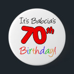 Es ist Babicas 70. Geburtstagslustig, farbenfroher Button<br><div class="desc">Es ist Babcias 70. Geburtstags Spaß und farbenfrohe Taste. Feiern Sie den 70. Geburtstag einer polnischen Großmutter mit diesen coolen und farbenfrohen Knöpfen. Eine polnische Oma wird lächeln,  wenn sie ihre Party-Gäste mit diesen siebzigsten Themenknöpfen sieht!</div>