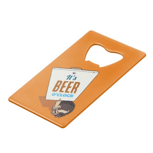 Es ist Beer O'Clock Niedlich Funny Igel Cartoon Geldbeutel Flaschenöffner (Vorderseite Schrägansicht)
