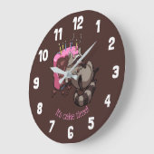 Es ist Cake Time! Greedy Raccoon Birthday Cake Große Wanduhr (Winkel)