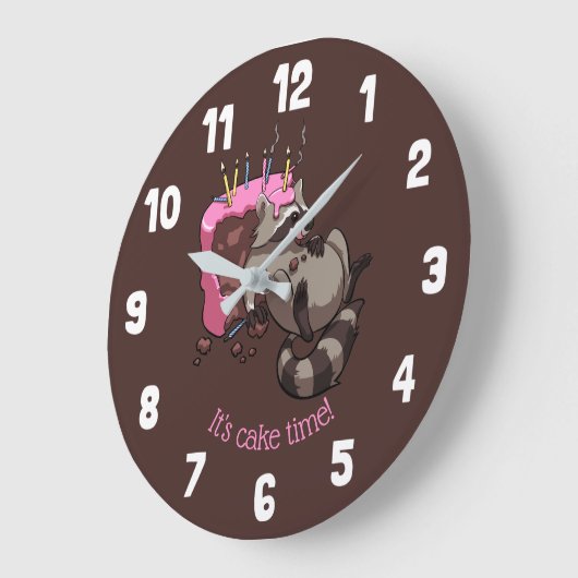Es ist Cake Time! Greedy Raccoon Birthday Cake Große Wanduhr (Winkel)