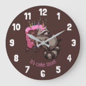 Es ist Cake Time! Greedy Raccoon Birthday Cake Große Wanduhr (Vorderseite)