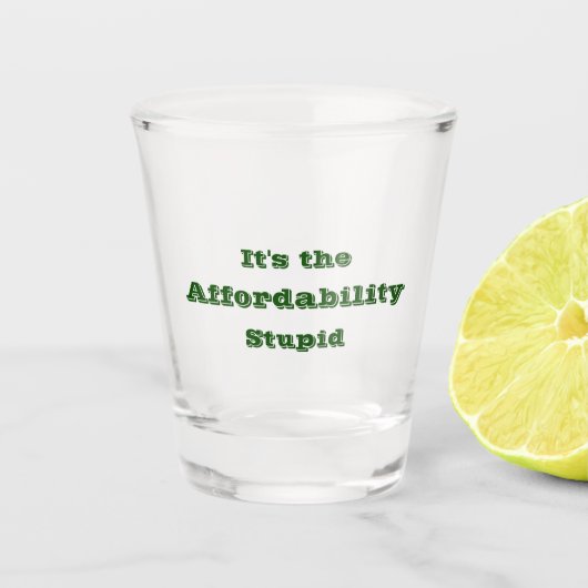 Es ist die Erschwinglichkeit Dummkopf Schnapsglas (Vorderseite)