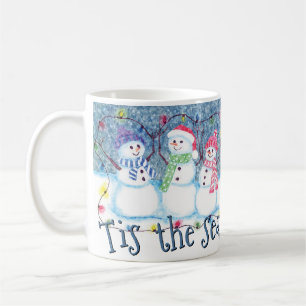 Es ist die Jahreszeit, um lustige Schneemänner zu Kaffeetasse