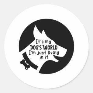 Es ist die Welt meines Hundes, in der ich nur in e Runder Aufkleber