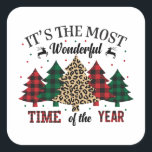 Es ist die wunderbarste Zeit des Jahres Quadratischer Aufkleber<br><div class="desc">Es ist die wunderbarste Zeit des JahresSind Sie ein Fan der Weihnachtszeit? Weihnachtszeit Meine Niedliche Weihnachtsbaumweihe, der Weihnachtsbaum mit modernen rot-grünen Weihnachtsbildern und Rentierdesign ist eine ausgezeichnete Wahl für Sie. Zeigen Sie der Welt Ihre Liebe für ein lustiges Design. Fügen Sie es zu Ihrem Kleiderschrank oder als Geschenk für einen...</div>