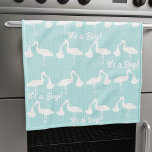Es ist ein Baby Blue Baby Dusche Stork Küchentuch<br><div class="desc">Eine Storchlieferung nur für Sie,  um Ihren Namen hinzuzufügen. Ein blauer und weißer Storch mit einem Babybündel-Muster,  perfekt geeignet für blauen Babygeburten. Sie können die Hintergrundfarbe so ändern,  dass sie dem Scandi-Kinderzimmer-Thema entspricht</div>