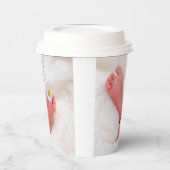 Es ist ein Baby-Feet mit Daisy Pappbecher (Links)