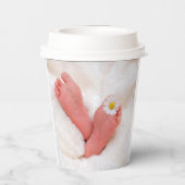 Es ist ein Baby-Feet mit Daisy Pappbecher (Rückseite)