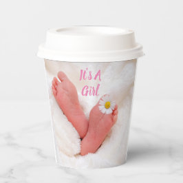 Es ist ein Baby-Feet mit Daisy Pappbecher