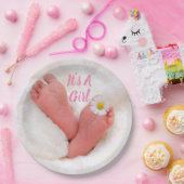Es ist ein Baby-Feet mit Daisy Pappteller (Party)