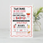 Es ist ein Baby Q für Zwillinge Einladung (Stehend Vorderseite)