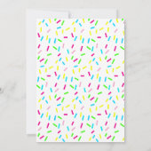 Es ist ein Baby Sprinkle Dusche Regenbogensprinkle Einladung (Rückseite)