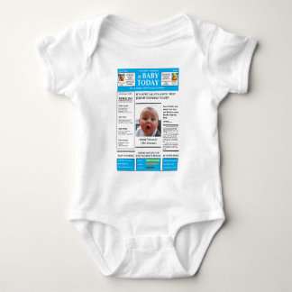 Es ist ein Boy BABY NEWSPAPER Ein-Stück-Bodysuit Strampler