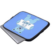 Es ist ein Boy Blue Bär Laptopschutzhülle (Vorne Knopf)
