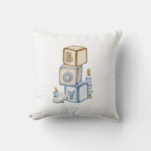 Es ist ein Boy Blue Boho Holzblöcke und Spielzeug Kissen (Vorderseite)