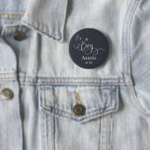 Es ist ein Boy Modern Minimal Calligraphy Auntie-t Button (Beispiel)