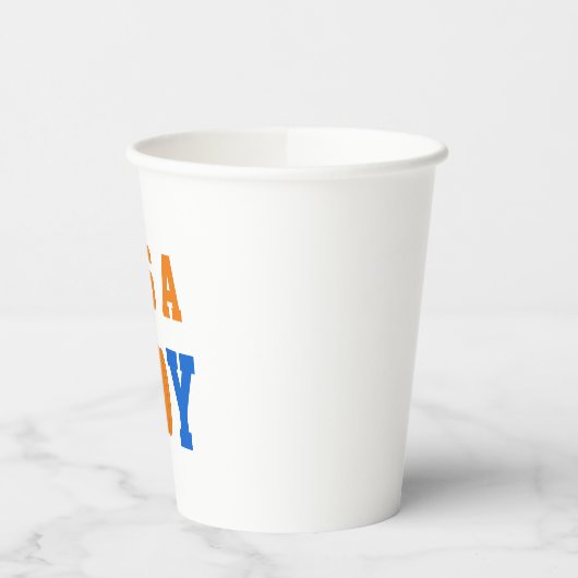 Es ist ein Boy Pumpkin Pappbecher (Links)