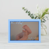 Es ist ein Boy Wiggly Toes Foto Birth Ankündigunge Einladung (Stehend Vorderseite)