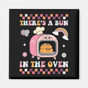 Es ist ein Brötchen im Ofen Schwangerschaftsankünd Magnet