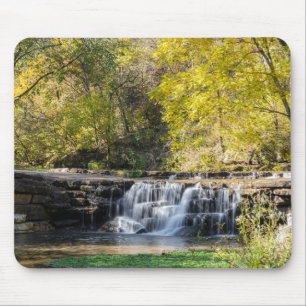 Es ist ein Dogwood-Wasserfall Mousepad