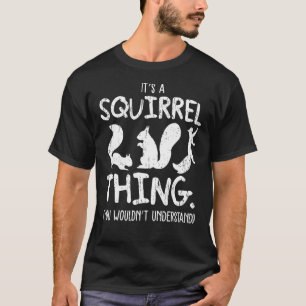 Es ist ein Eichhörnchen, das sich im Sonnenwald be T-Shirt