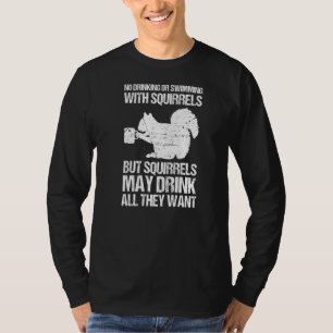 Es ist ein Eichhörnchen, das weder trinkt noch sch T-Shirt