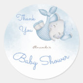 Es ist ein Elefantenjunge, der blau duscht Runder Aufkleber (Vorderseite)