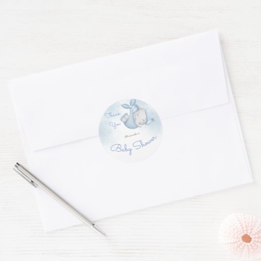 Es ist ein Elefantenjunge, der blau duscht Runder Aufkleber (Umschlag)