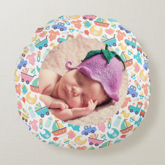 Es ist ein farbenfrohes Baby-Duschlicht Personalis Rundes Kissen (Vorderseite)