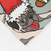 Es ist ein fröhliches Mops-Weihnachtsmuster Fleecedecke (Ecke)
