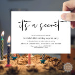Es ist ein Geheimnis, überraschende Geburtstagspar Einladung<br><div class="desc">Es ist ein Geheimnis: Wir werfen eine Überraschungskarte für die Party Einladung. Planung der Geburtstagsfeier für Ihre geliebte Familie ? Die Einladungs-Karte lädt Sie ein. Fügen Sie Ihre Daten in passender schwarzer Schriftart / Schrift hinzu.</div>