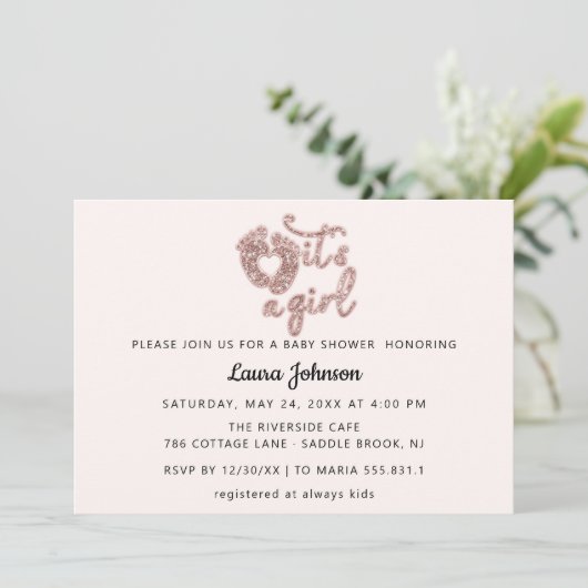 Es ist ein Girl Custom New Baby Rose Feet Glitzer  Einladung (Stehend Vorderseite)