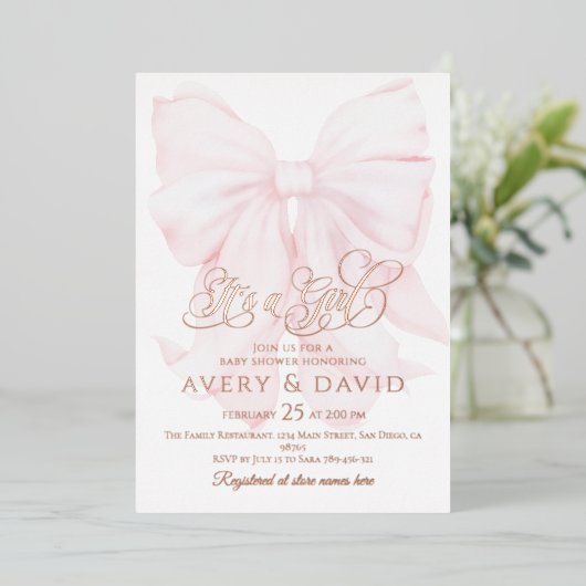 Es ist ein Girl Pink Bow Modern Elegant Baby Showe Folieneinladung (Stehend vorne)