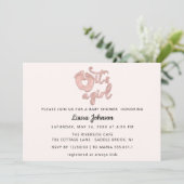 Es ist ein Girl Script New Baby Rose Feet Herzblus Einladung (Stehend Vorderseite)