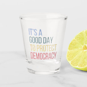 Es ist ein guter Tag, die Demokratie zu schützen Schnapsglas