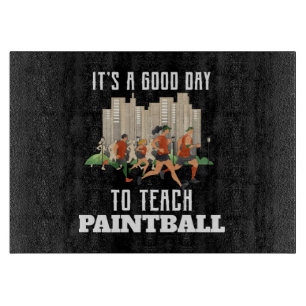 Es ist ein guter Tag, um Paintball zu unterrichten Schneidebrett