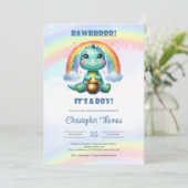 Es ist ein Junge Aquarelldinosaurier mit Regenboge Einladung (Stehend Vorderseite)